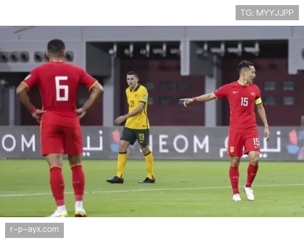 瓦拉内诠释现代中卫艺术：稳健防守背后的站位智慧与战术思维