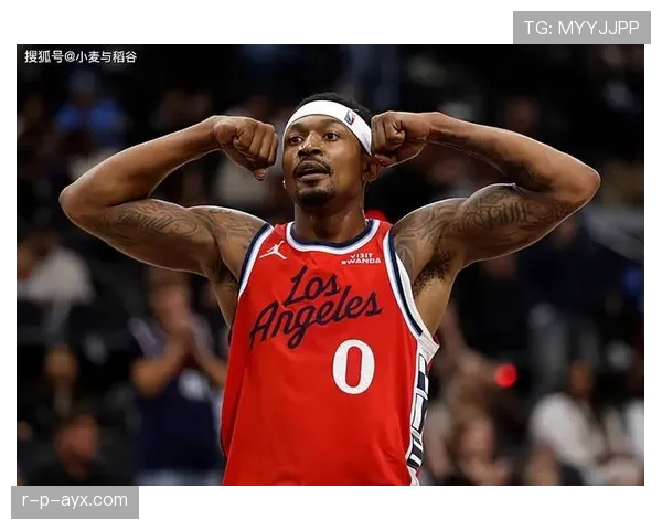 布拉德利·比尔挡拆突破解锁高效得分，拉开球队进攻差距