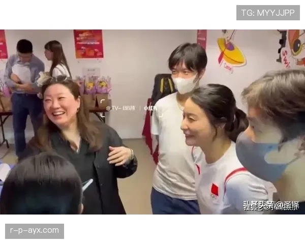 伏明霞这生活起居也太精致了吧，泳池边的早餐吃得像家常便饭？